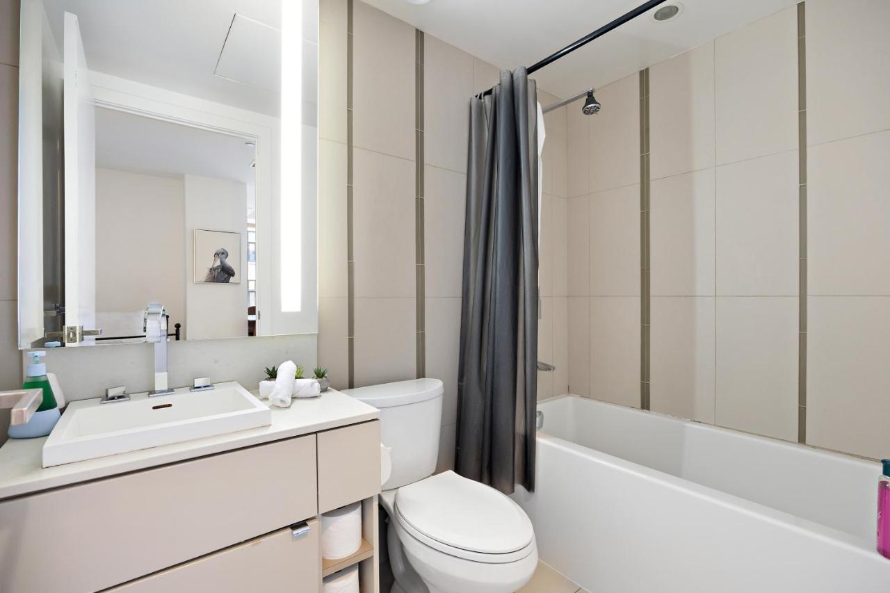 Modern Condo In The Heart Of Downtown Toronto Exterior photo